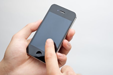 スマホをいじる手